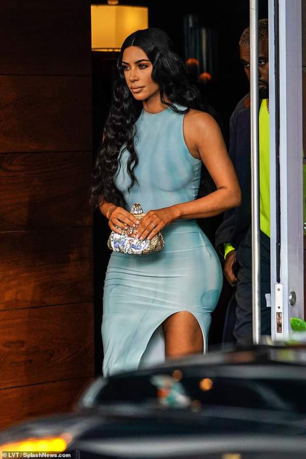 "Nghẹt thở" với váy ôm sát của Kim Kardashian 6