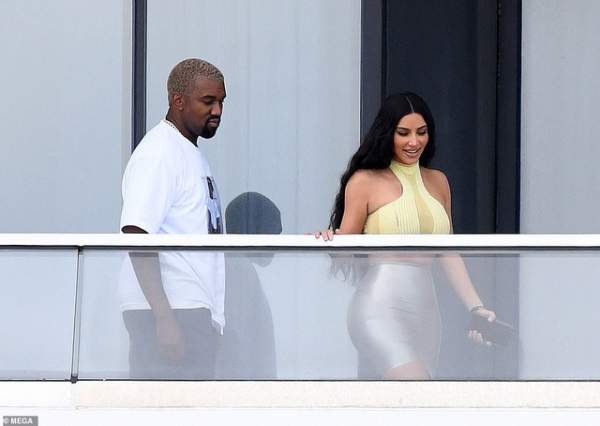 Kim Kardashian hạnh phúc hôn chồng sau khi được tặng nhà 14 triệu USD 8