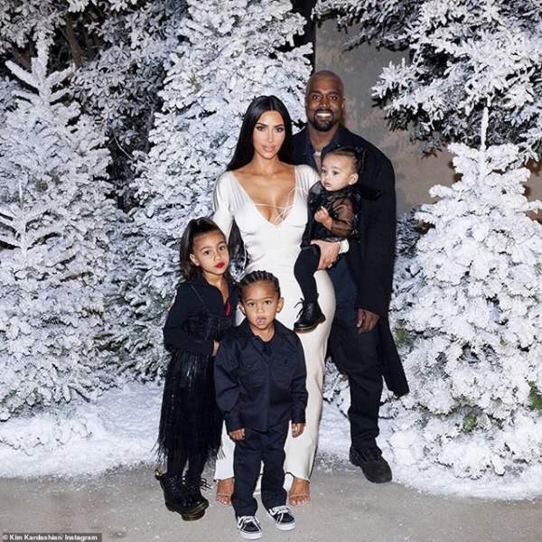 Kim Kardashian hạnh phúc hôn chồng sau khi được tặng nhà 14 triệu USD 9