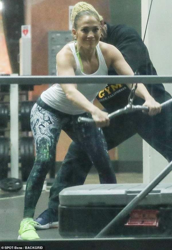 Jennifer Lopez khỏe khoắn đi tập gym cùng bạn trai 3