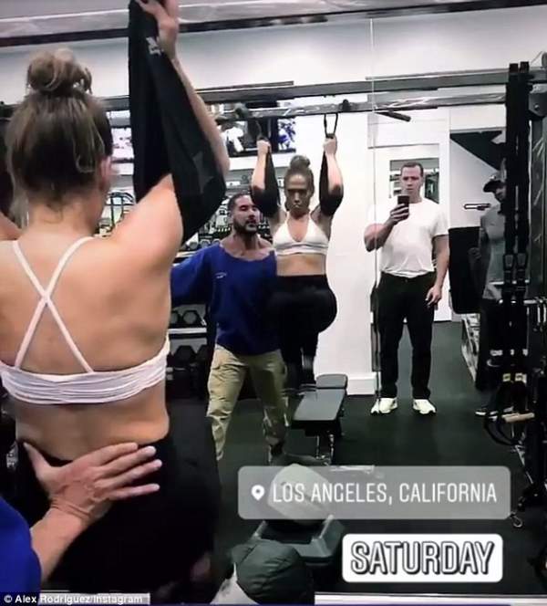 Jennifer Lopez khỏe khoắn đi tập gym cùng bạn trai 7