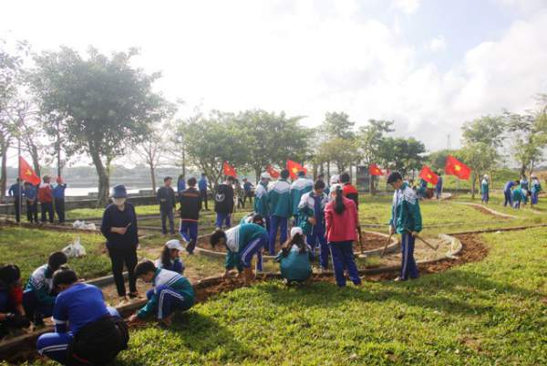 Học sinh ươm cây xanh trồng ở nghĩa trang, di tích lịch sử 3