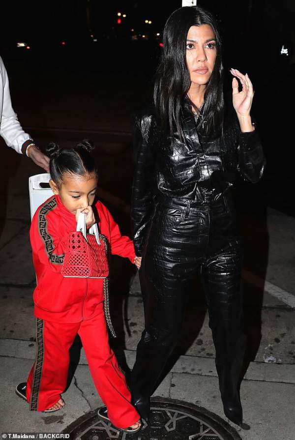 Con gái Kim Kardashian diện toàn đồ hiệu 5
