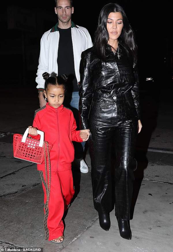 Con gái Kim Kardashian diện toàn đồ hiệu 2