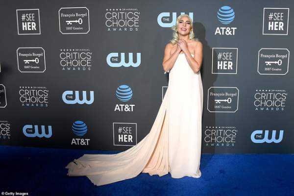 Lady Gaga, Charlize Theron và Emily Blunt lộng lẫy trên thảm đỏ Critics" Choice Awards 2