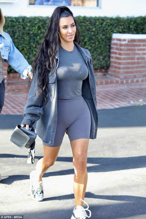 Choáng với những bộ đồ "nghẹt thở" của Kim Kardashian 6
