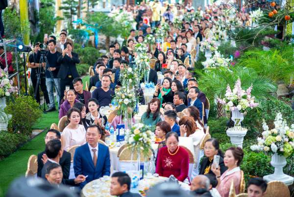 Cô dâu đeo vàng "trĩu cổ" ở lâu đài Nam Định: "Bố mẹ cho 200 cây vàng và 2 bìa đỏ" 2