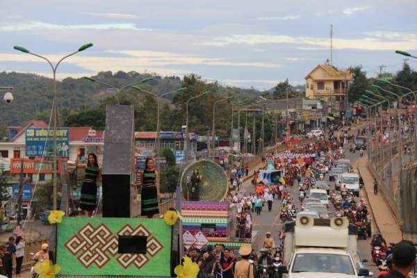 Người dân đổ ra đường theo dõi “con đường thổ cẩm” lớn nhất Đắk Nông 7
