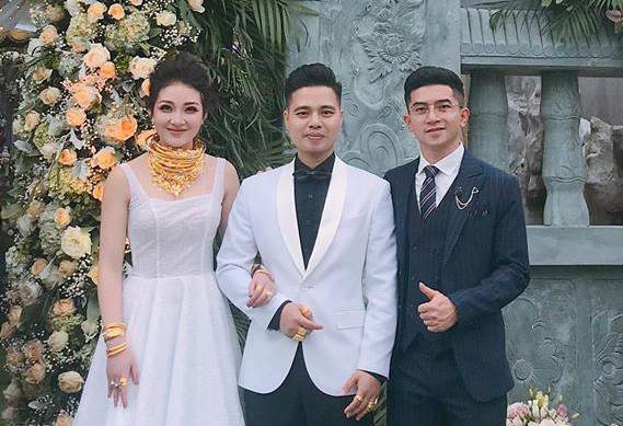 Cô dâu đeo vàng "trĩu cổ" ở lâu đài Nam Định: "Bố mẹ cho 200 cây vàng và 2 bìa đỏ" 3