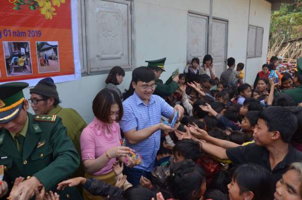 Quảng Bình: Hàng trăm suất quà Tết đến với học sinh và đồng bào dân tộc 2