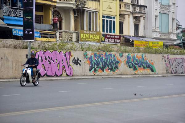 Vẽ graffiti kín tuyến đường tiền tỷ mới mở rộng ở Hà Nội 6