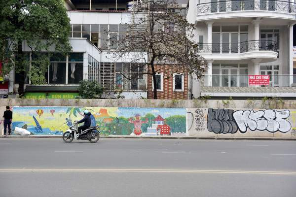 Vẽ graffiti kín tuyến đường tiền tỷ mới mở rộng ở Hà Nội 10