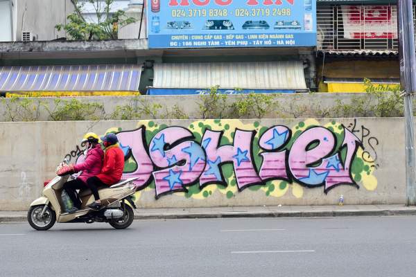 Vẽ graffiti kín tuyến đường tiền tỷ mới mở rộng ở Hà Nội 5