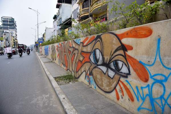 Vẽ graffiti kín tuyến đường tiền tỷ mới mở rộng ở Hà Nội 2