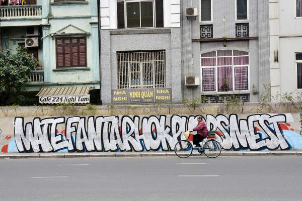 Vẽ graffiti kín tuyến đường tiền tỷ mới mở rộng ở Hà Nội 7