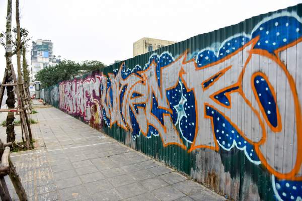 Vẽ graffiti kín tuyến đường tiền tỷ mới mở rộng ở Hà Nội 12