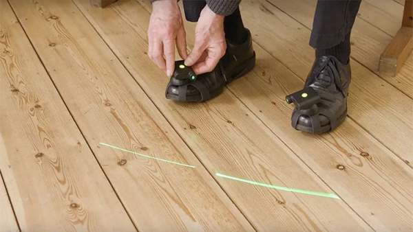 Giày Laser hỗ trợ bệnh nhân Parkinson đi lại 3