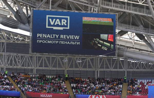 Toàn cảnh về công nghệ VAR lần đầu được áp dụng tại sân chơi Asian Cup 4