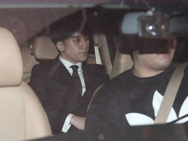 Seungri và Jung Joon Young bị vây kín khi rời sở cảnh sát 7