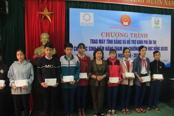 Hỗ trợ kinh phí học tập và máy tính bảng cho học sinh nghèo Quảng Trị 2