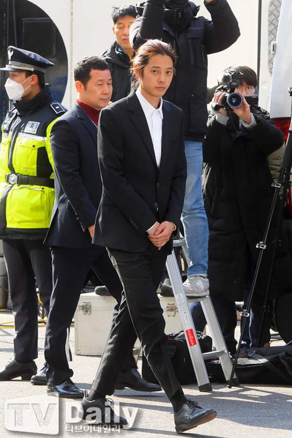 Seungri bị đuổi khỏi YG; nghi ngờ scandal môi giới mại dâm có sự chống lưng của cảnh sát 6
