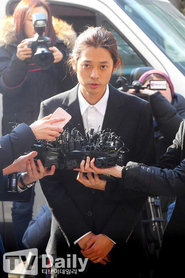 Seungri bị đuổi khỏi YG; nghi ngờ scandal môi giới mại dâm có sự chống lưng của cảnh sát 7