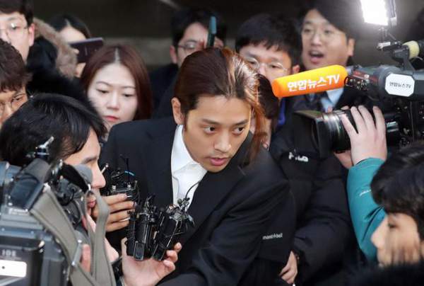 Seungri và Jung Joon Young bị vây kín khi rời sở cảnh sát 13