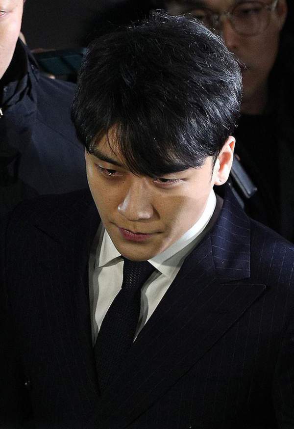 Seungri và Jung Joon Young bị vây kín khi rời sở cảnh sát 5