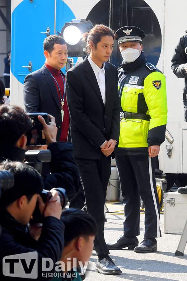 Seungri bị đuổi khỏi YG; nghi ngờ scandal môi giới mại dâm có sự chống lưng của cảnh sát 3