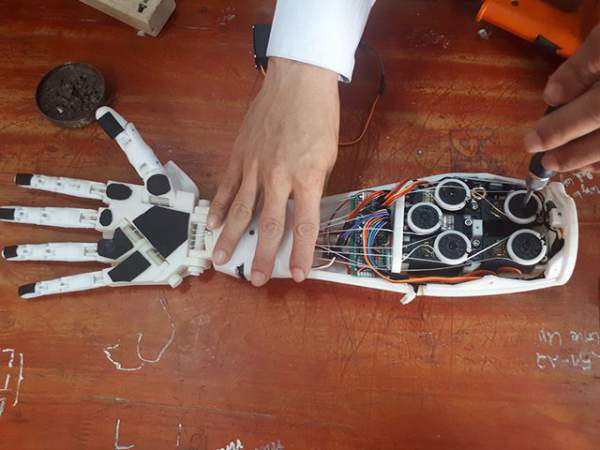 Hai nam sinh lớp 12 chế tạo cánh tay robot điều khiển bằng giọng nói 3