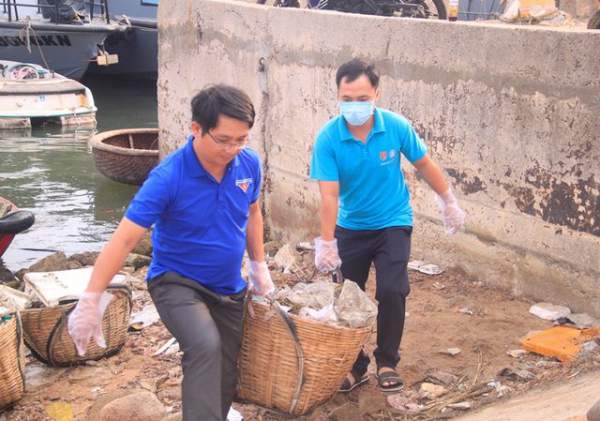 Bình Định: Thanh niên chèo thuyền, vớt rác quanh khu “ổ chuột” 3