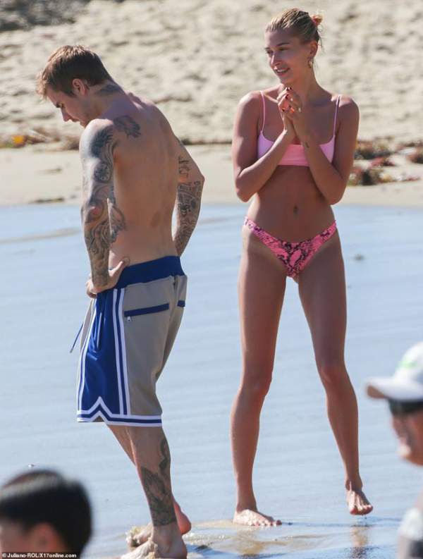 Justin Bieber cùng vợ ra biển 7