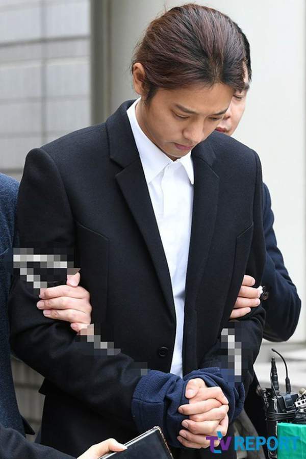 Jung Joon Young bị còng tay vfa áp giải đến đồn cảnh sát 4