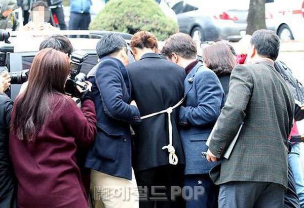 Jung Joon Young bị còng tay vfa áp giải đến đồn cảnh sát 3