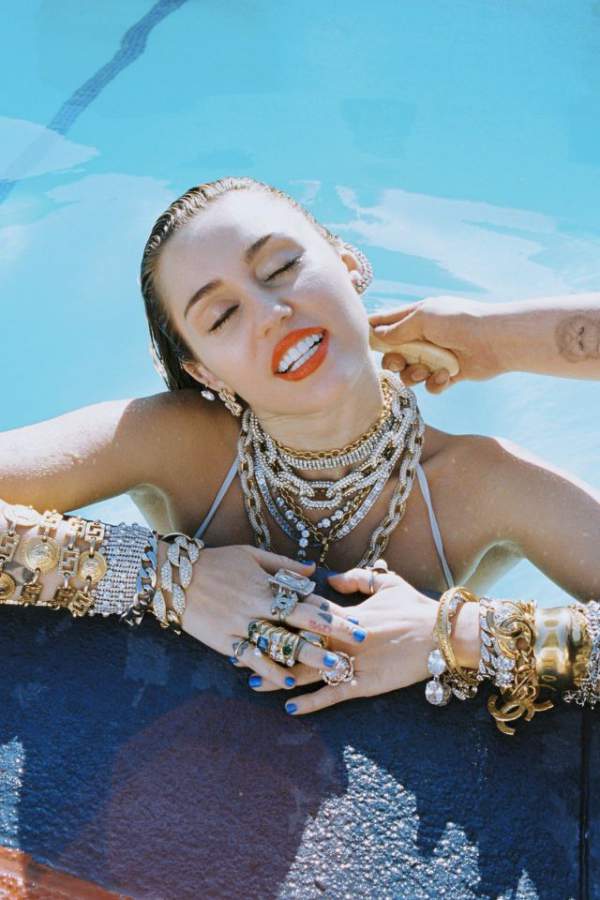 Miley Cyrus bốc lửa với áo tắm 4