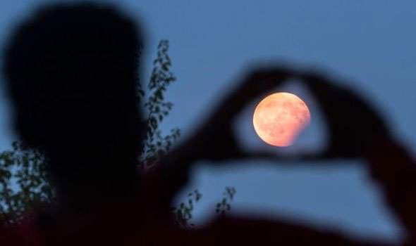 Ngày mai, hiện tượng trăng hồng độc đáo sẽ xuất hiện 2