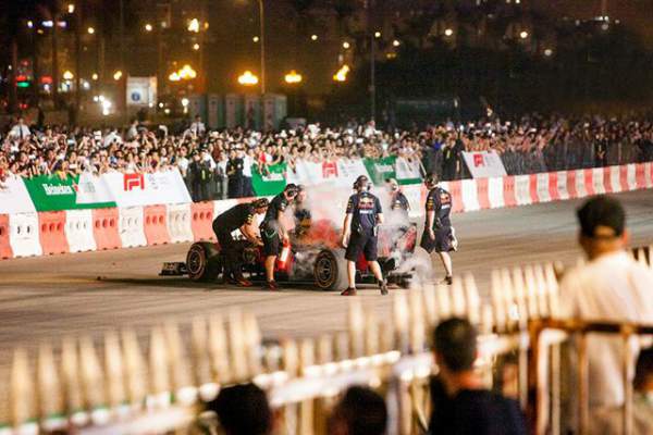 Lần đầu xem xe đua F1 "rít ga" tại Hà Nội 11