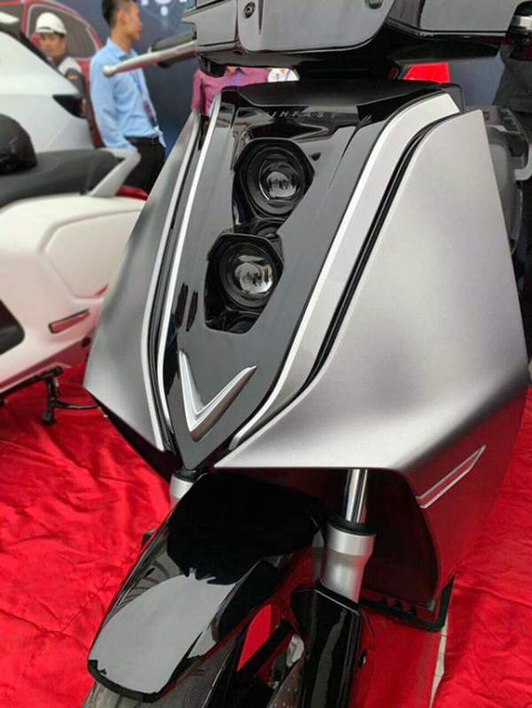 VinFast bất ngờ tung hình ảnh mẫu xe điện thứ hai, trưng bày Lux dùng động cơ V8 5