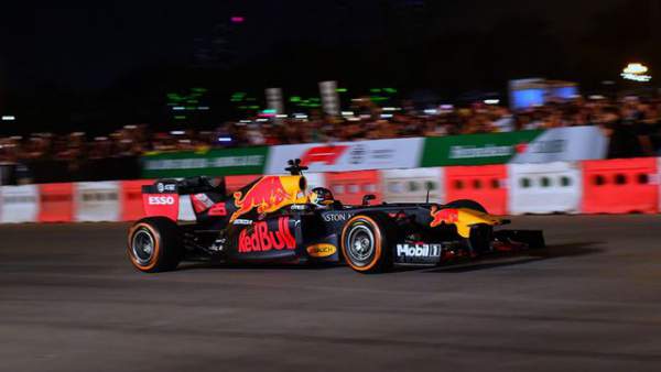 "Ngồi cùng" David Coulthard trong chiếc xe đua F1 biểu diễn tại Hà Nội 4