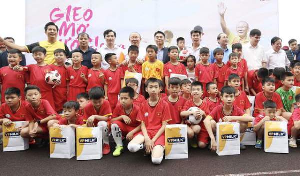 VPMilk cùng đại sứ thương hiệu - HLV Park Hang-Seo gieo mơ ước cho trẻ em Việt 4