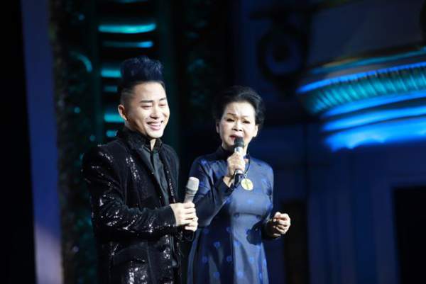 Khánh Ly bất ngờ khi được Tùng Dương gọi là “U” trên sân khấu 8
