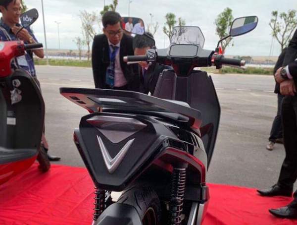 VinFast bất ngờ tung hình ảnh mẫu xe điện thứ hai, trưng bày Lux dùng động cơ V8 7