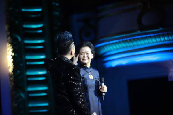 Khánh Ly bất ngờ khi được Tùng Dương gọi là “U” trên sân khấu 7