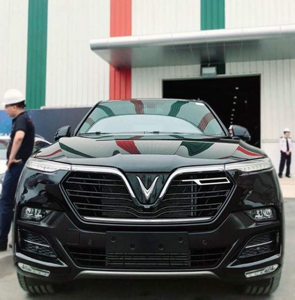 VinFast bất ngờ tung hình ảnh mẫu xe điện thứ hai, trưng bày Lux dùng động cơ V8 14