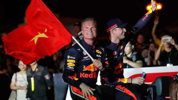 "Ngồi cùng" David Coulthard trong chiếc xe đua F1 biểu diễn tại Hà Nội 11