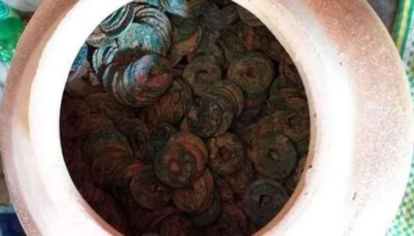 Nghệ An: Đào móng nhà vớ được hũ tiền cổ báu vật 2