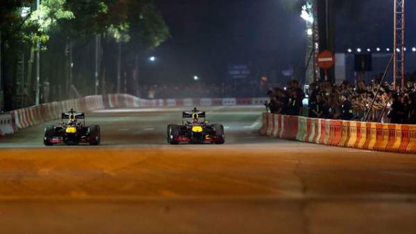 "Ngồi cùng" David Coulthard trong chiếc xe đua F1 biểu diễn tại Hà Nội 7