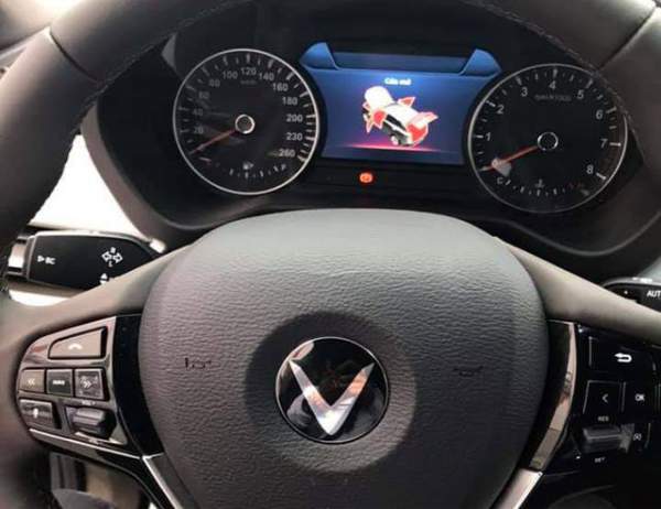 VinFast bất ngờ tung hình ảnh mẫu xe điện thứ hai, trưng bày Lux dùng động cơ V8 17