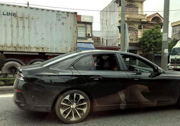Xe ô tô VinFast Lux chạy thử nghiệm trên đường phố Hải Phòng 5