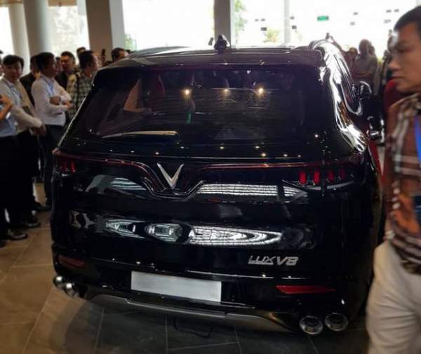 VinFast bất ngờ tung hình ảnh mẫu xe điện thứ hai, trưng bày Lux dùng động cơ V8 12